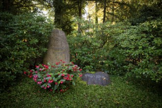 Gravesite, tomb, grave of the Euchar family, Thea, Eva Nehmann, Franckh Kosmos, forest cemetery,