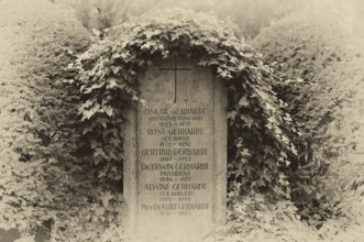 Gravesite, Gravestone, Grave of the Oskar and Rosa Gerhardt family, Waldfriedhof, ivy, black and