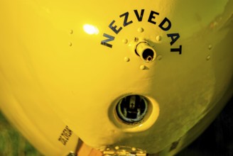 Pitot tube for speed measurement labelled NEZVEDAT (DO NOT LIFT) and tow release in the nose of a