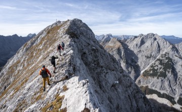 Mountain panorama, group of mountaineers on the ridge of the Gamsjoch, transition to the main