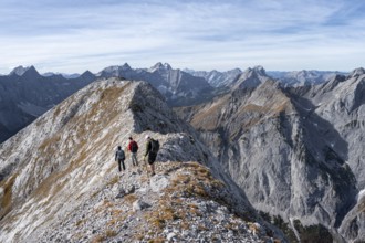 Mountain panorama, group of mountaineers on the ridge of the Gamsjoch, transition to the main