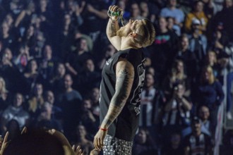 FiNCH with beer can at his Arena Tour 2025 in the ZAG Arena in Hanover on 08.10.2025