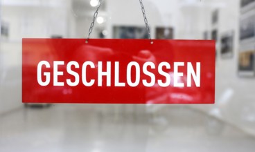 Closed sign in the window of an art gallery, Berlin, 05.10.2025, Berlin, Berlin, Germany