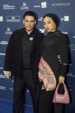 Tua El-Fawwal (r.) and guest on the red carpet in front of the German Acting Award ceremony at