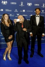 Lutz Mackensy (here between Luisa Wietzorek and Nicolas Artajo) receives the German Acting Award