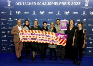 Johannes Heinrichs, Philipp Harpain, Wibke Behrens and others with a poster #KulturAbbauVerhindern