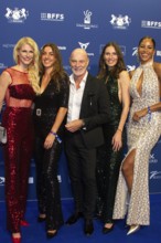 Simon Licht, with 4 models (including Natascha Grün) in his arms, DEUTSCHER SCHAUSPIELPREIS 2025,