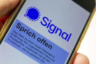 Close-up of the logo and slogan of the messenger service SIGNAL on a smartphone