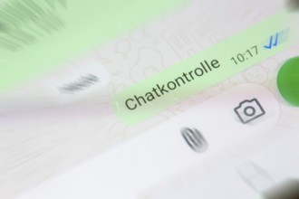 The word CHATKONTROLLE in the WhatsApp messenger (symbolic image)