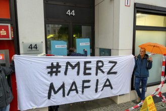 The New Generation symbolically organises a house search at the Economic Council of the CDU, a