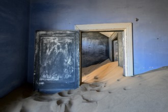 Sand mountains in a former dwelling house, interior photograph, Kolmanskop, restricted diamond