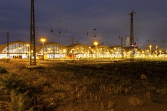 Riveted iron truss, railway, railway tracks, building, blue hour, main station, Leipzig, Saxony,