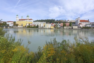 River Inn, Marienbrücke, behind it Prince-Bishop's Opera House, also City Theatre, St. Paul's