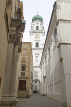 Narrow alley in Passau, at St Stephen's Cathedral, Old Town, Passau, Lower Bavaria, Bavaria,