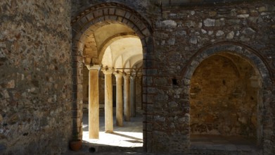 Metropolis, Metropolitan Church of Agios Dimitrios Mystras, A stone vault with arcades and columns,