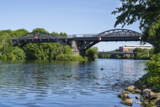 Cycle highway and pedestrian bridge over the Ruhr, Ruhrbrücke, Mülheim an der Ruhr, Rurgebiet,