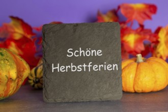 Slate plate with the inscription SCHÖNE HERBSTFERIEN and autumnal decoration