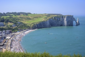 View of the village with beach and rock arch behind it Falaise d'Aval, Étretat, Département