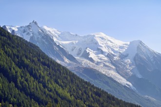 From left snow-covered Aiguille du Midi, Mont-Blanc, Vallot Hut, Dome du Goûter, Aiguille du