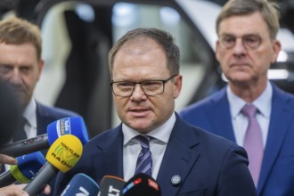Federal Environment Minister Carsten Schneider during his visit to the Volkswagen vehicle plant in