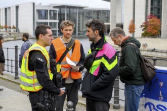 Henning Jeschke and Raphäl Thelen talking to the police. The New Generation had previously