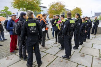 Henning Jeschke discusses with a policeman. He wants access to the Reichstag because he wants to