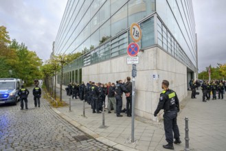 CDU federal office, New Generation activists arrested on the left, main entrance on the right.