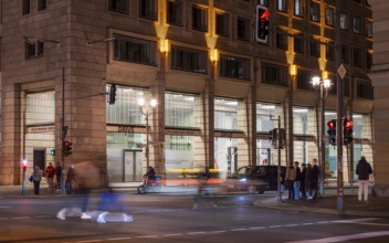 Night photo with long exposure and motion blur, pedestrians and vehicle traffic on the boulevard