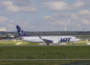 Flight operations at Stuttgart Airport. Aircraft on landing. Aircraft registration: SP-LVH, LOT