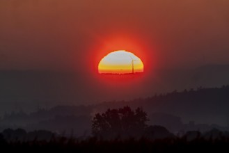 Sunrise near Filderstadt on the Fildern. The mountains of the Swabian Alb in the background.