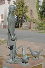 Gänselieselbrunnen by Helmut Waldherr 1981, modern art, bronze sculpture, female figure with goose