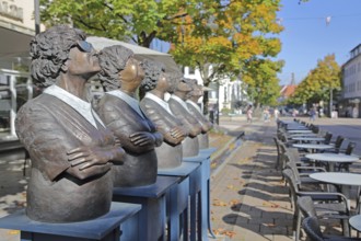 Sculpture Persil bleibt Persil by Guido Messer 1993, five bronze sculptures look synchronously up