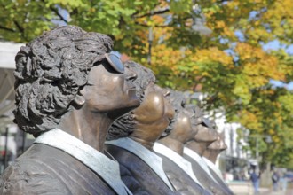 Sculpture Persil bleibt Persil by Guido Messer 1993, five bronze sculptures look synchronously up