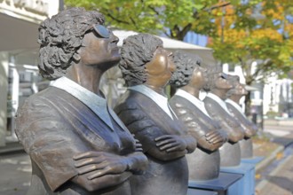 Sculpture Persil bleibt Persil by Guido Messer 1993, five bronze sculptures look synchronously up