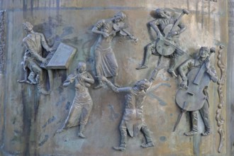 Relief with musicians at the town hall fountain by Klaus Ringwald 1998, modern art, six five,