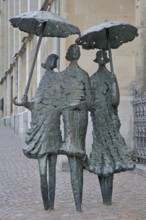 Sculpture Umbrella Ladies by Heinz Tobolla 1974, modern art, bronze sculptures, three standing