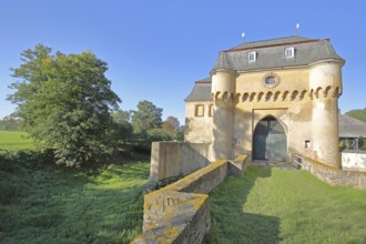 Portal with archway, large castle built in the 18th century, bridge, castle moat, Kleinbüllesheim,