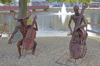 Sculpture The Concert by Günther Fahrner, rusty, metal sculpture, sheet metal, modern art, two