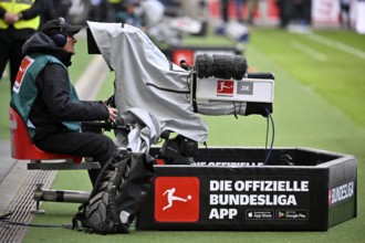 Bundesliga match, TV camera, logo DIE OFFIZIELLE BUNDESLIGA APP Kameramannm MHPArena, MHP Arena