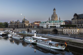 Academy of Fine Arts, Brühl's Terraces, Church of Our Lady, paddle steamer on the Elbe at dusk with