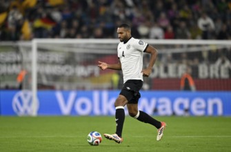 Jonathan Tah GER (04) Action on the ball in the background perimeter advertising logo Volkswagen