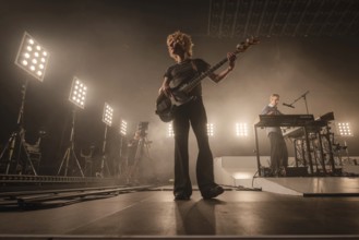 Noah Hill, Bassist von Parcels live in der Berliner Max-Schmeling-Halle am 04.10.2025