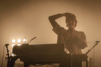Patrick Hetherington, Keyboarder von Parcels live in der Berliner Max-Schmeling-Halle am 04.10.2025