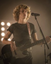 Noah Hill, Bassist von Parcels live in der Berliner Max-Schmeling-Halle am 04.10.2025