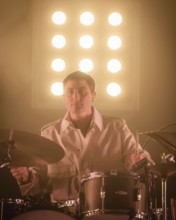 Anatole Serret, Schlagzeuger von Parcels live in der Berliner Max-Schmeling-Halle am 04.10.2025