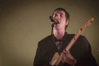 Jules Crommelin, Gitarrist von Parcels live in der Berliner Max-Schmeling-Halle am 04.10.2025