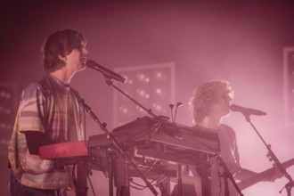 Patrick Hetherington (Keyboarder) und Noah Hill (Bassist) von Parcels live in der Berliner