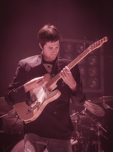 Jules Crommelin, Gitarrist von Parcels live in der Berliner Max-Schmeling-Halle am 04.10.2025