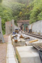 Eisenbahnbaustelle mit Tunnel umgeben von grüner Natur, Bau der Hermann Hessenahn, Calw,