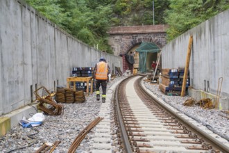 Arbeiter auf einer Eisenbahnbaustelle mit Tunnel im Hintergrund, Bau der Hermann Hessenahn, Calw,